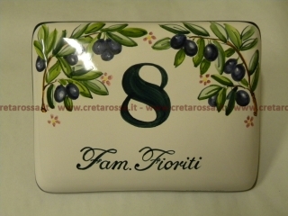 cod.art: nc27 - Mattonella in ceramica leggermente bombata cm 17x13 circa con olive e scritta personalizzata. 